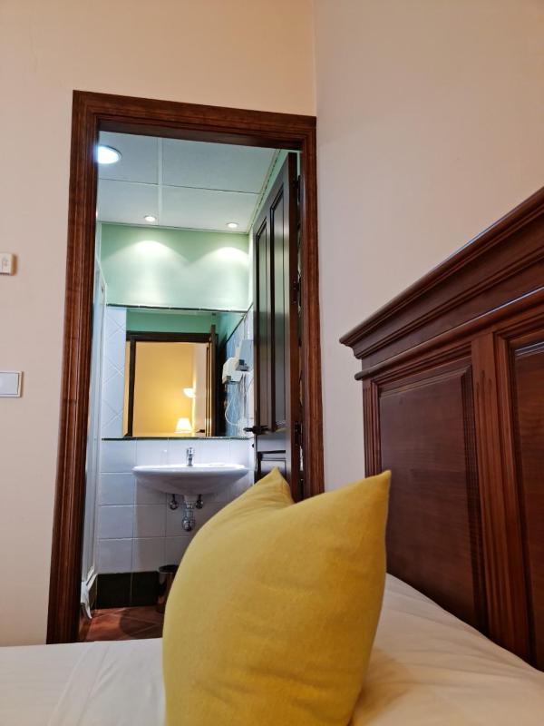 Double Room image 4
