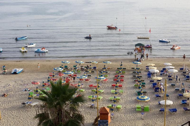 Deluxe Double Room with Side Sea View image 1