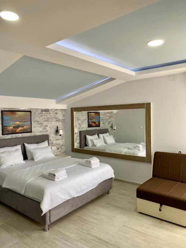 Double Room with Sea View image 1