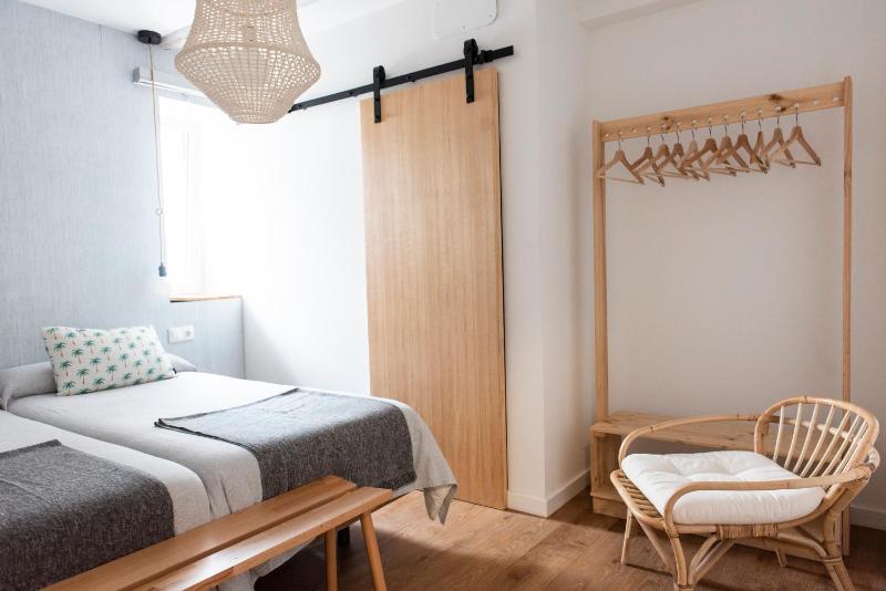 Twin Room with Private Bathroom image 1