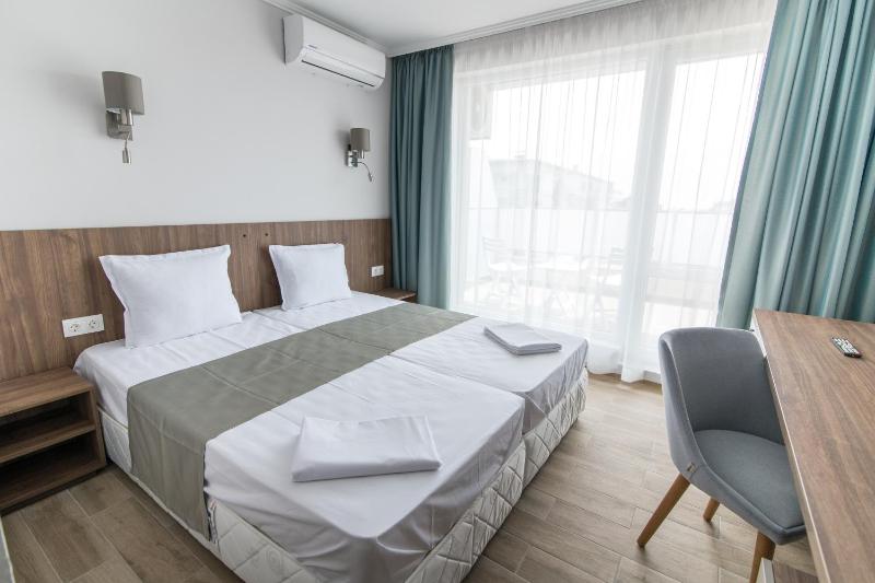 Double Room with Balcony image 3