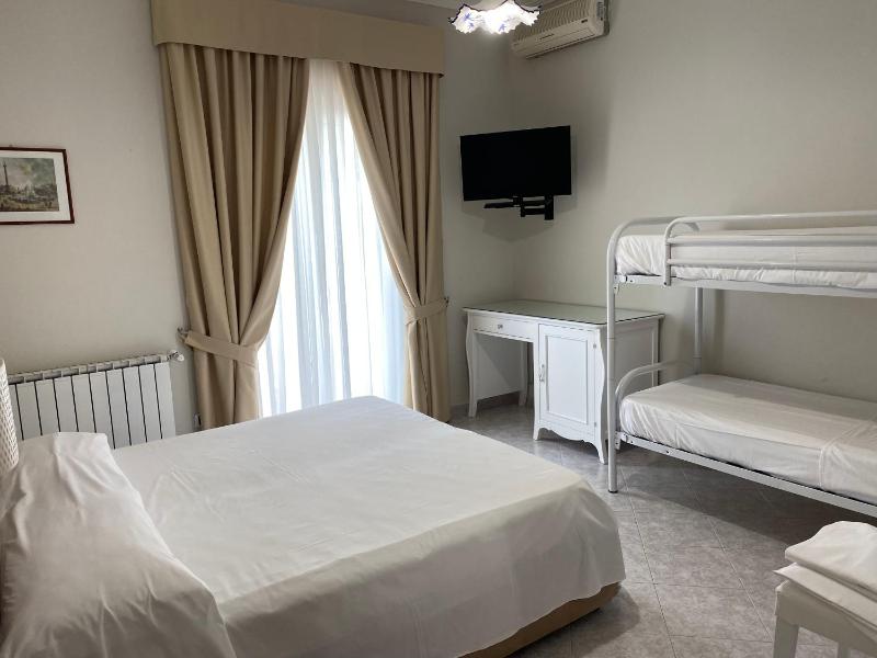Classic Quadruple Room image 3