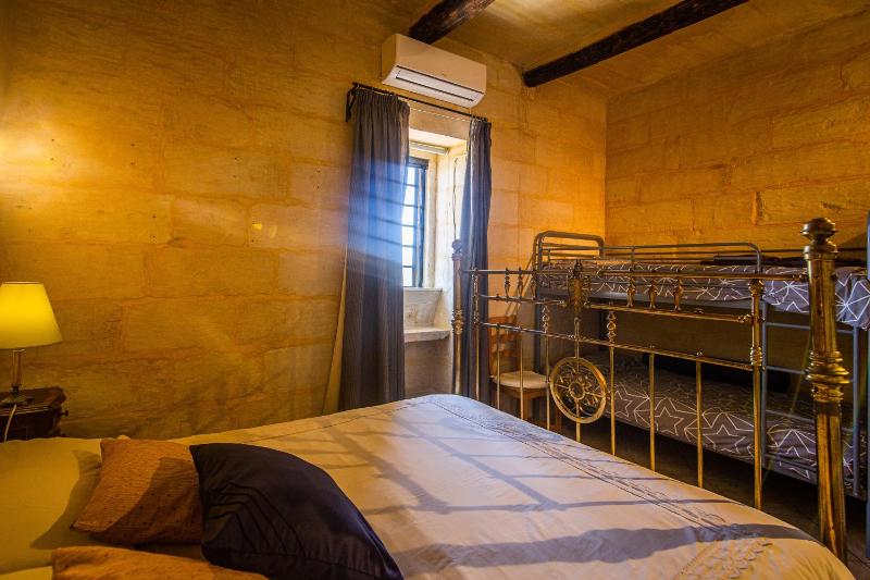 Twin Room with Shared Bathroom image 2