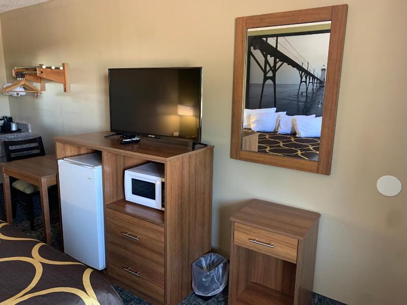 1 King Bed and 1 Queen Bed, One Bedroom, Suite, Non-Smoking image 4