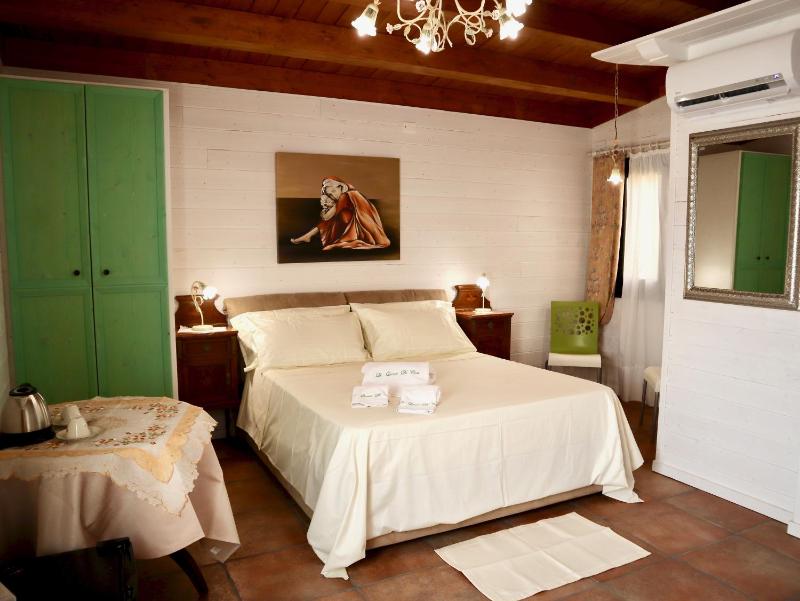 Deluxe Double Room with Pool View image 1
