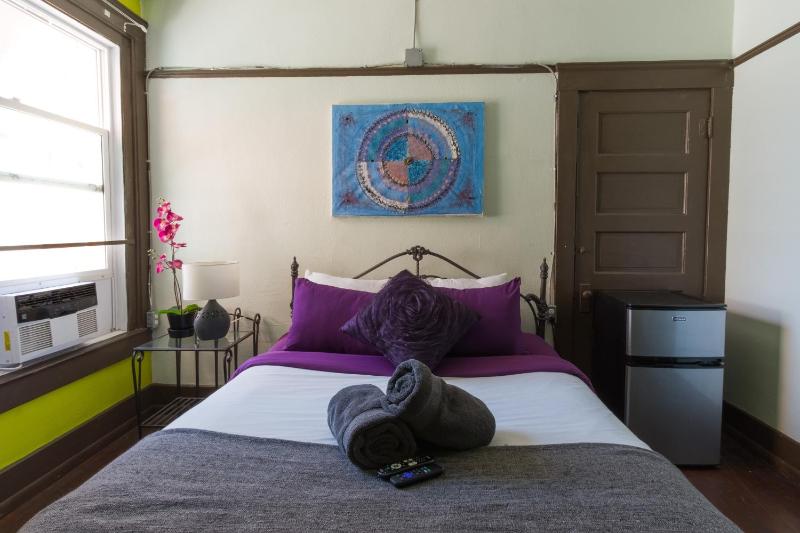 Double Room with A/C and Shared Bathroom image 4