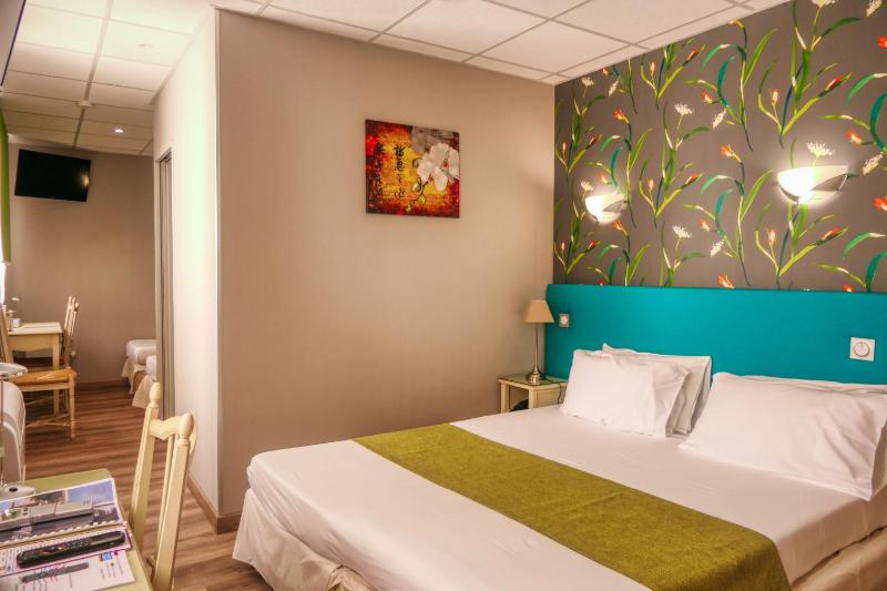 Quadruple Room with Shower image 1