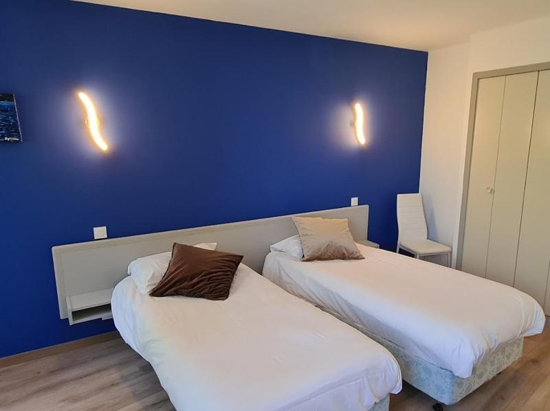 Standard Twin Room image 1