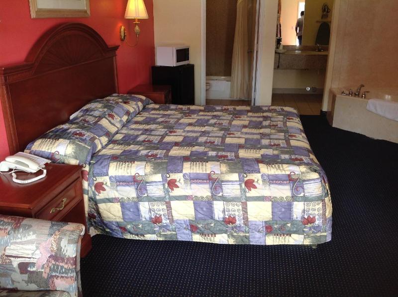 Queen Room with Two Queen Beds image 3