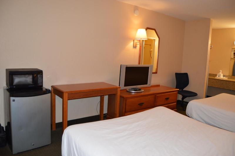 Queen Room with Two Queen Beds - Non-Smoking image 2