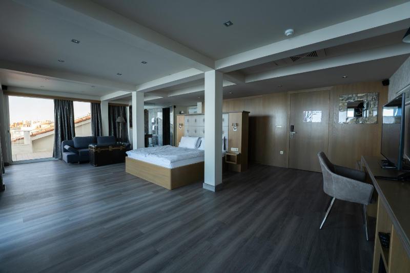 One-Bedroom Suite with Balcony and Sea View image 2