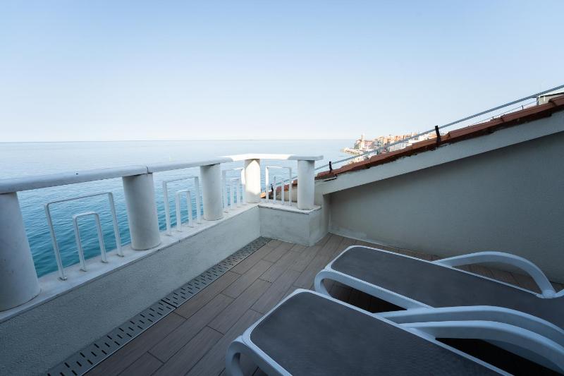 One-Bedroom Suite with Balcony and Sea View image 4