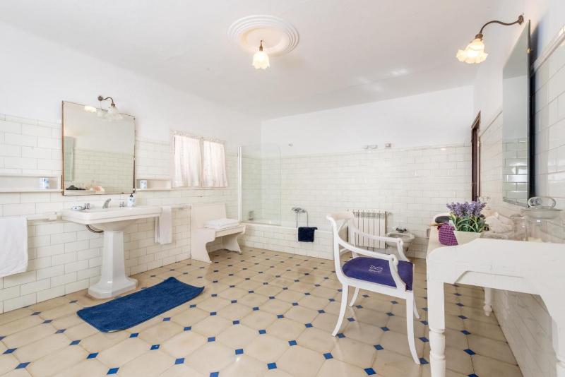 Standard Twin Room with Private External Bathroom image 2