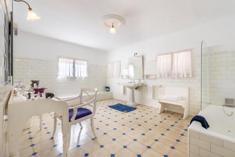 Standard Twin Room with Private External Bathroom image 3