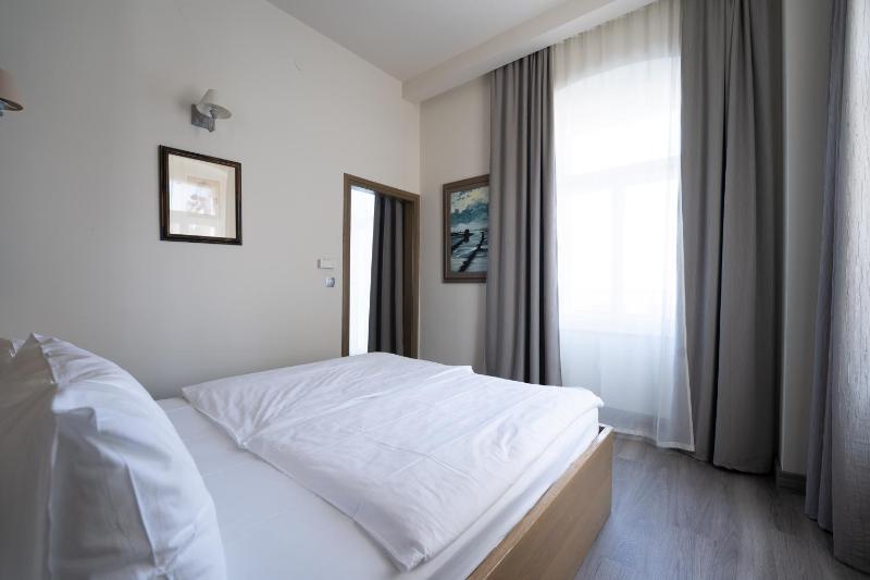 Deluxe Suite with Balcony and Sea View image 1