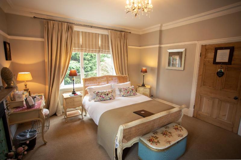 Deluxe King Room image 3