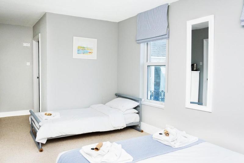 Deluxe Triple Room image 2