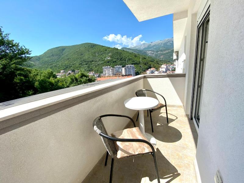 Classic Double Room with Balcony image 2