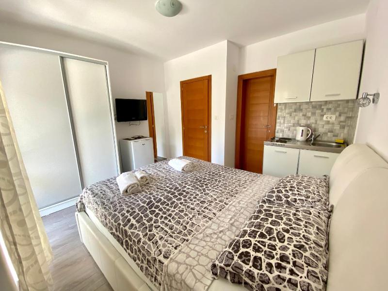 Classic Double Room with Balcony image 4