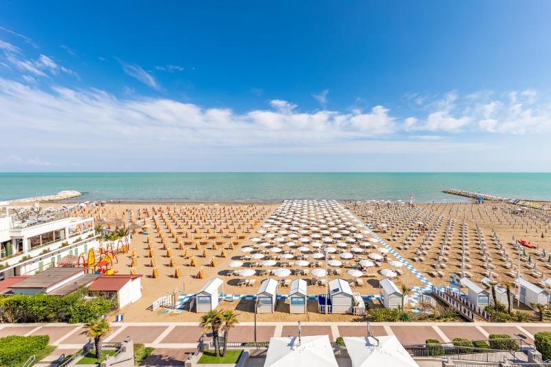 Deluxe Double or Twin Room with Sea View image 3