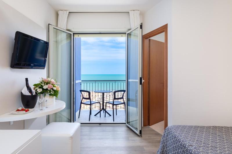 Deluxe Double or Twin Room with Sea View image 4