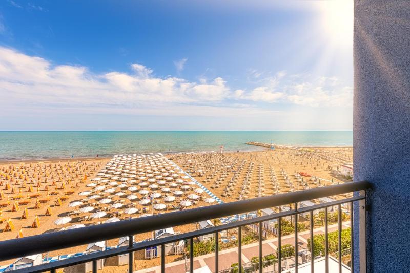 Deluxe Double or Twin Room with Sea View image 2