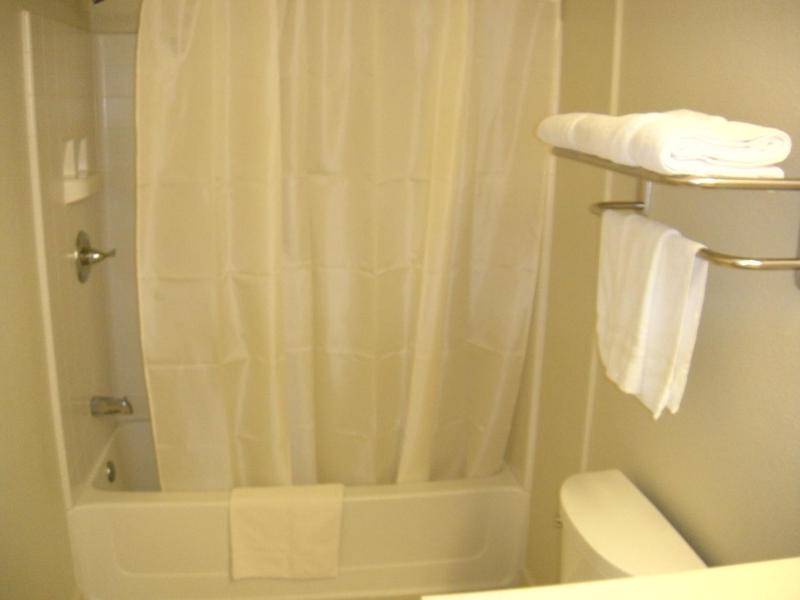 Queen Room image 2