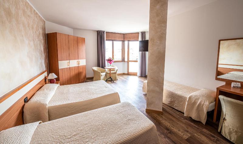 Classic Triple Room image 2