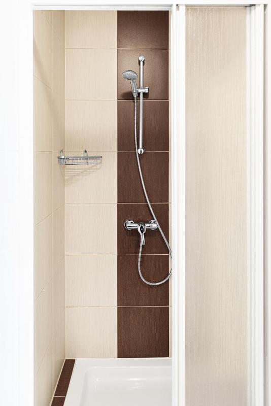Single Room with Shared Toilet image 3