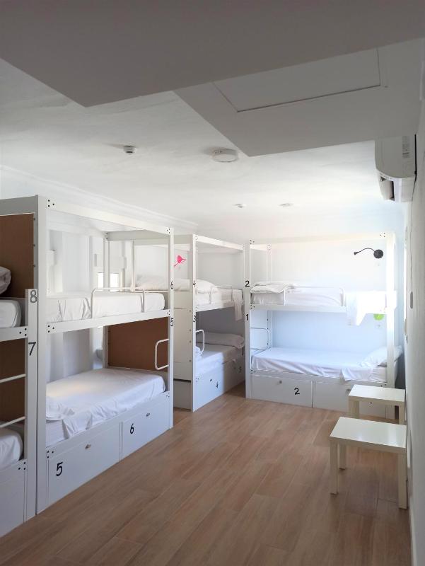 Bed in 8-Bed Mixed Dormitory Room image 3