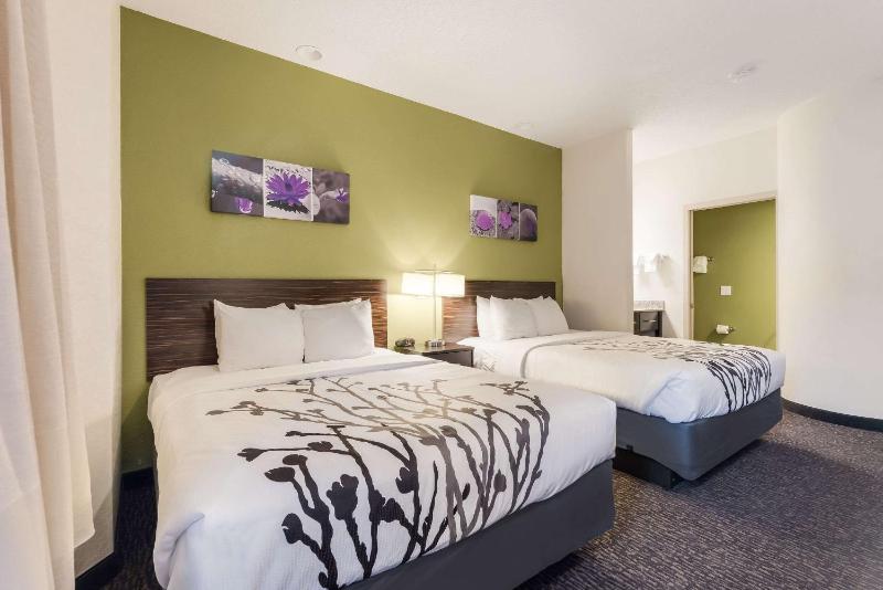 Queen Room with Two Queen Beds image 3