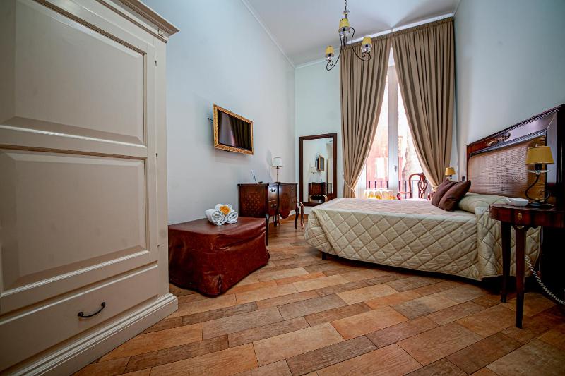 Double Room image 4