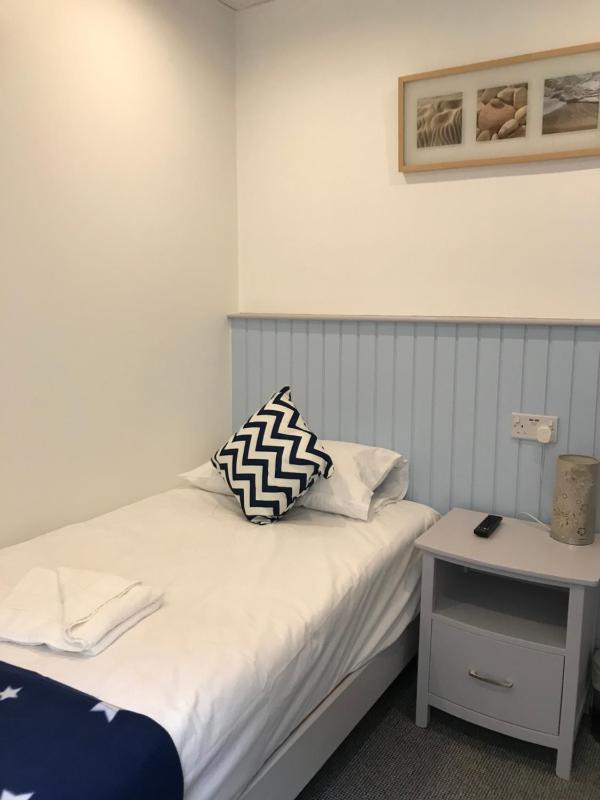 Single Room image 3