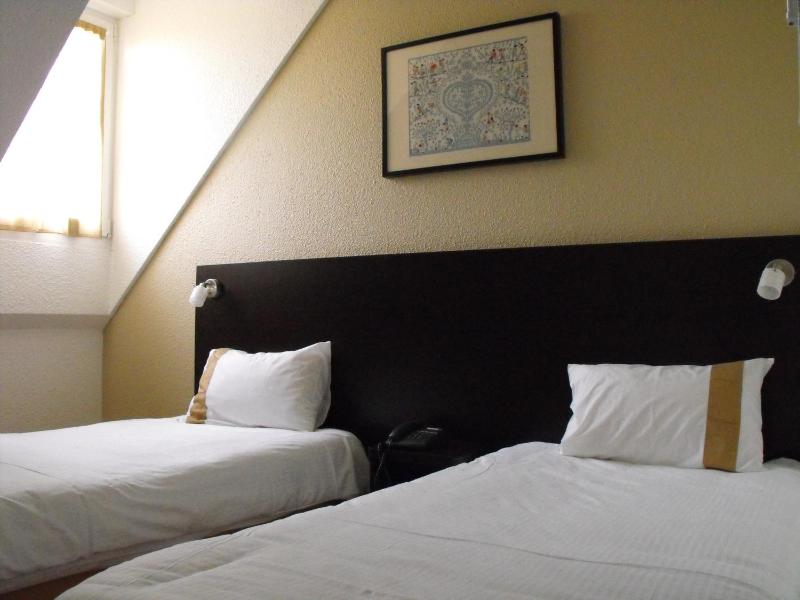 Twin Room image 1