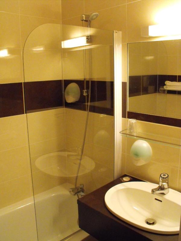 Twin Room image 4
