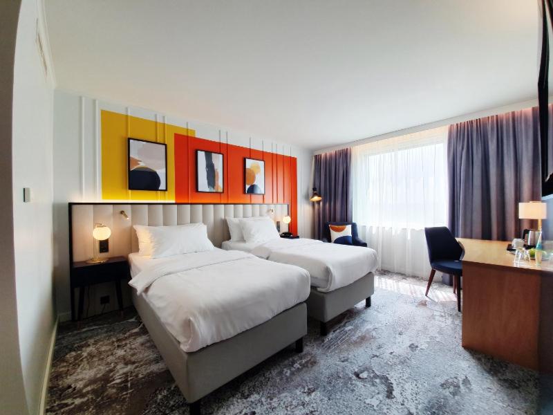 Standard Room with Twin Beds and Courtyard View image 3