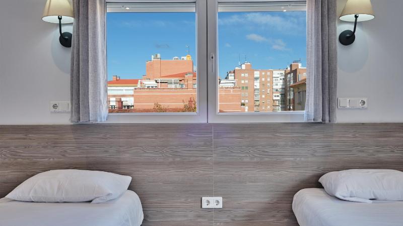 Twin Room image 3