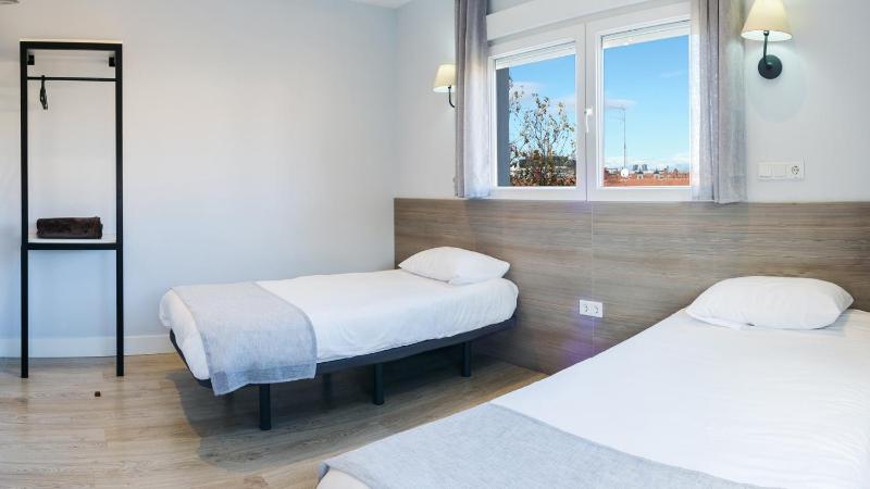 Twin Room image 4