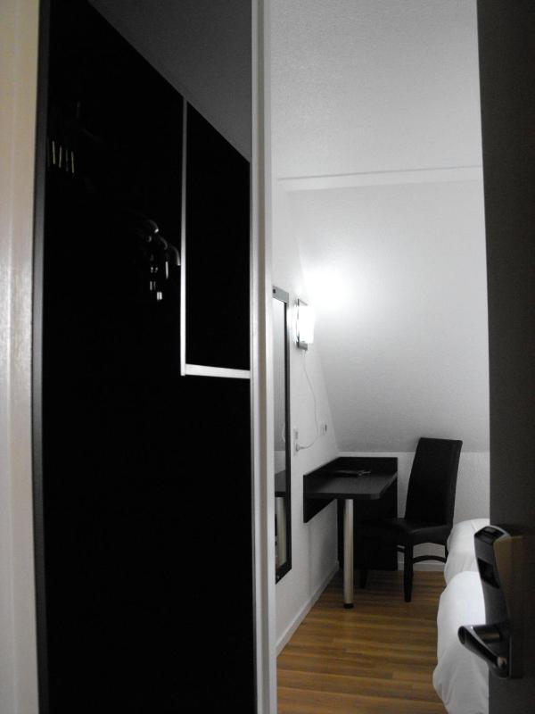 Twin Room image 2
