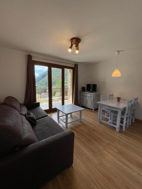 Apartment with Balcony and Mountain View	 image 3