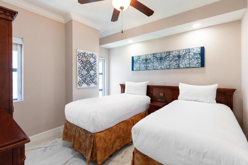 Signature Two Bedroom Deluxe Suite image 4