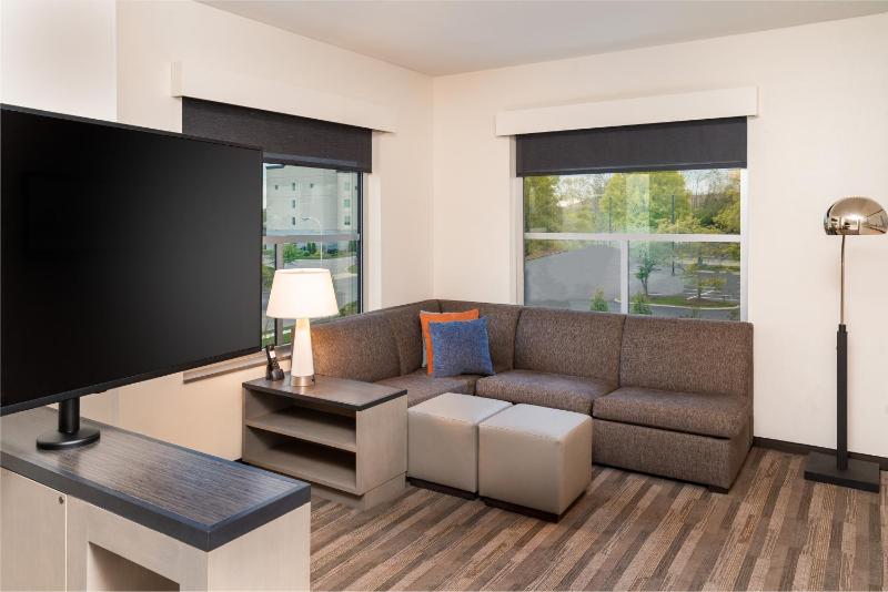 Den King Room with Roll-in Shower - Disability Access image 2