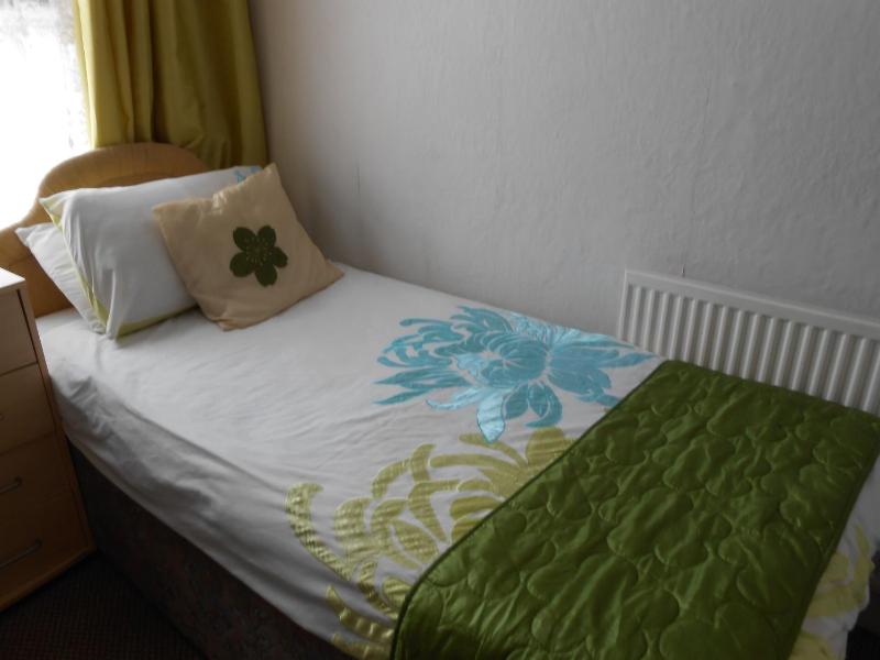 Single Room with Shared Bathroom image 3