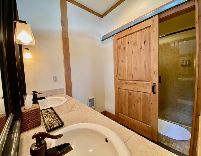 Deluxe King with Vaulted Ceilings image 3