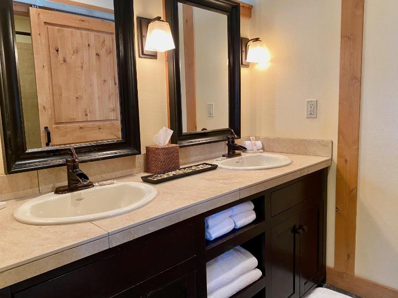 Deluxe King with Vaulted Ceilings image 2
