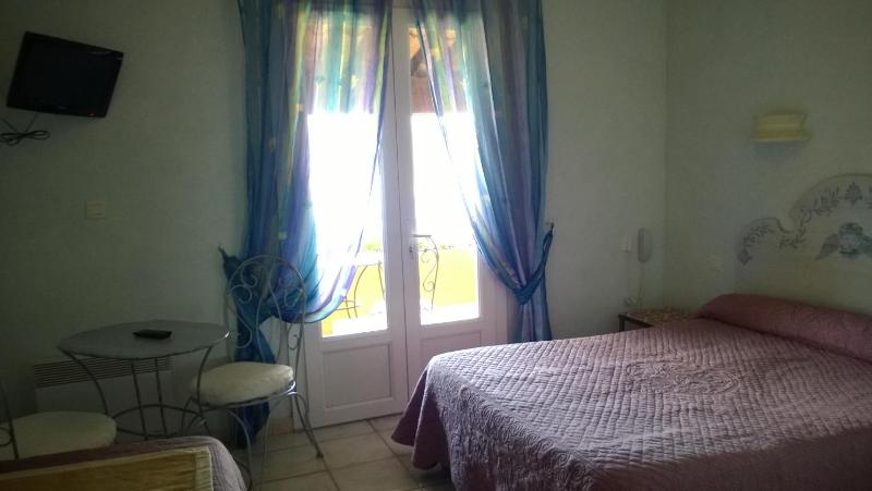 Double Room with Balcony image 4