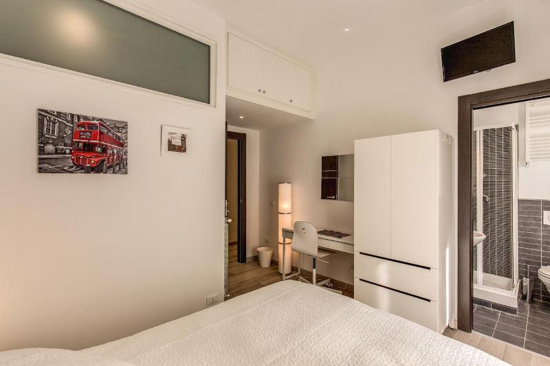 Economy Double Room image 4