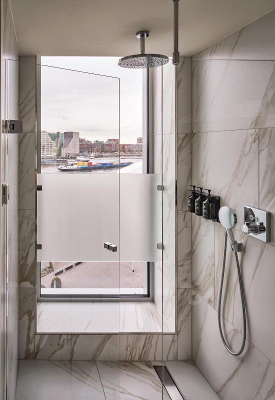 Deluxe Corner Room with City View image 3