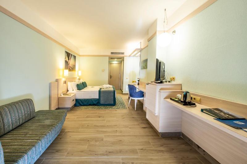 Double Room with Garden View image 2