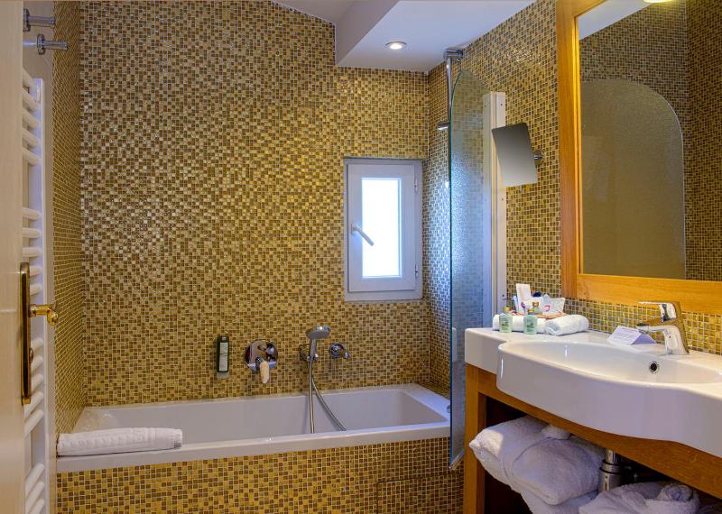 Superior Twin Room with Hill View image 2